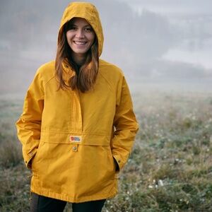 Fjällräven Women’s Vardag Anorak – Mustard Yellow, Size Small